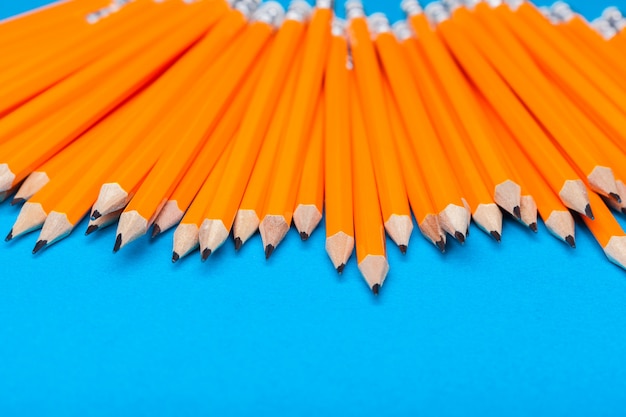 Foto bando de lápis laranja