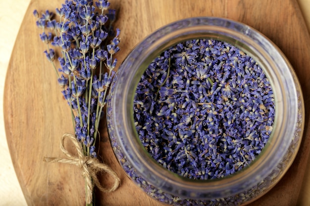 Bando de lavanda seca em madeira