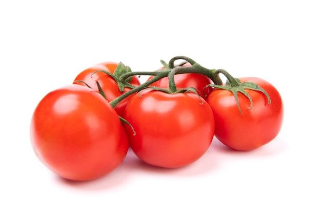 Bando de legumes de tomate cereja vermelho isolados em branco