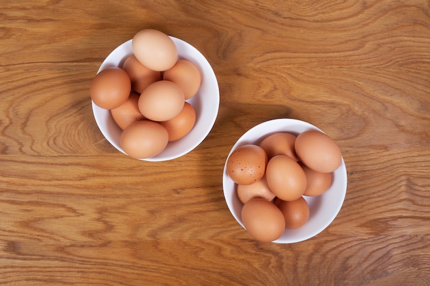 Foto bando de ovos orgânicos em uma tabela