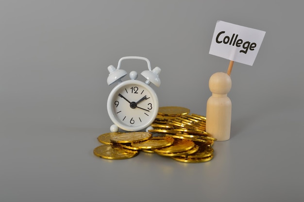 Bando de relógio de moedas e figura de madeira com educação de investimento de conceito de faculdade de texto e bolsas de estudo