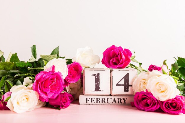 Bando de rosas brancas e rosa para St Valentines Day