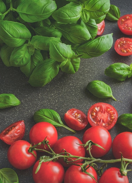 Foto bando de tomates cereja com manjericão