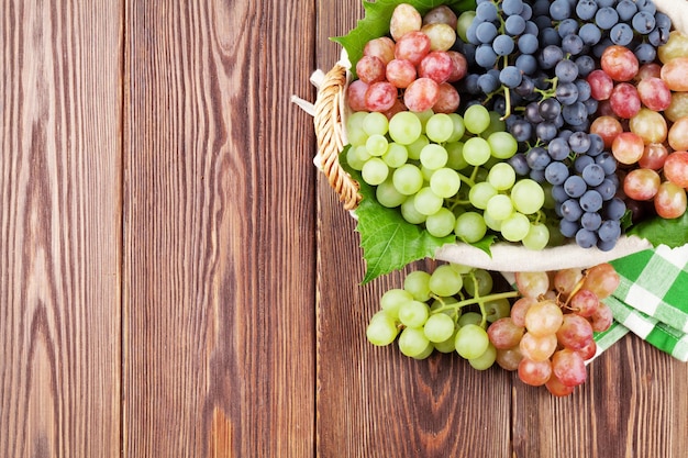 Bando de uvas vermelhas roxas e brancas na cesta