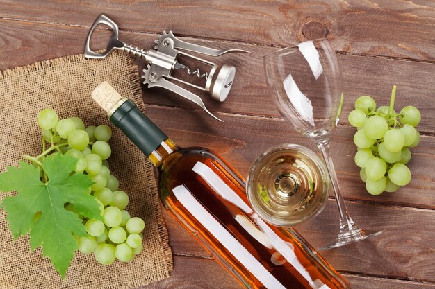 Bando de uvas vinho branco e saca-rolhas