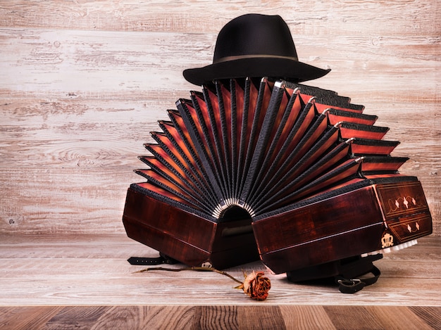 Bandoneon, instrumento de tango e uma cabana