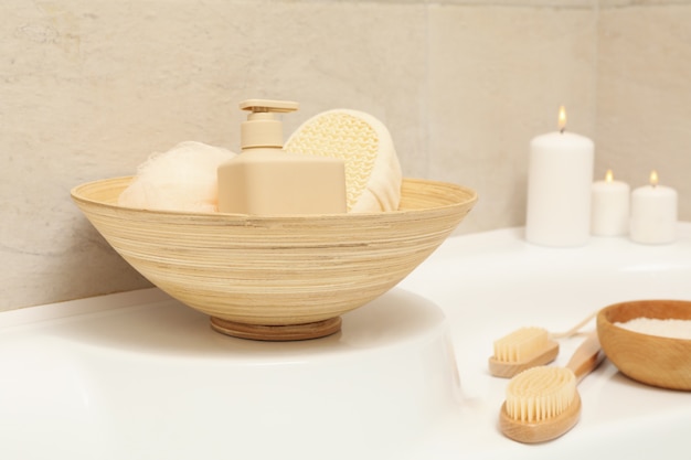 Bañera con accesorios de higiene personal en baño beige claro