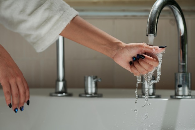 Bañera de llenado de mujer