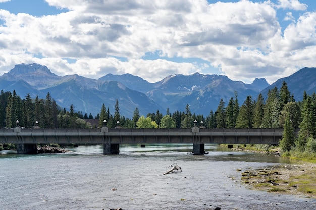 Banff Avenue Bridge sobre o rio Bow no dia ensolarado de verão Banff National Park Canadian Rockies