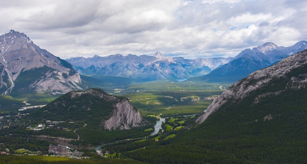 Banff, de cima, em, nublado, dia, verão, parque nacional banff, alberta, canadá