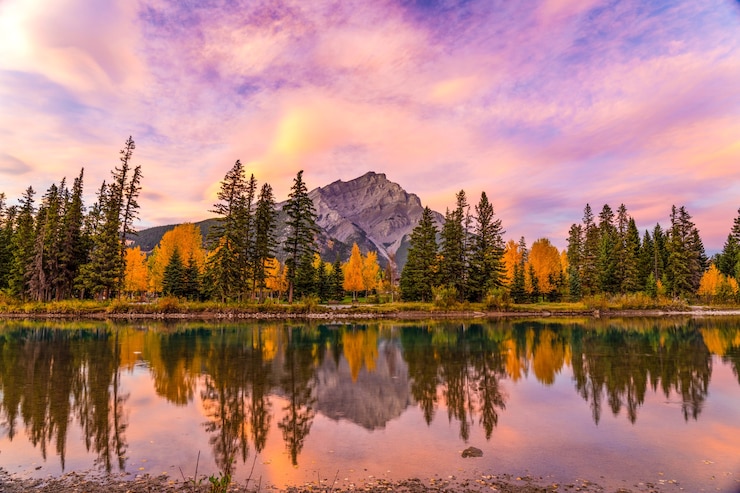 Foto banff national park schöne naturlandschaft im morgengrauen in der herbstlaubsaison feurige rosa wolken