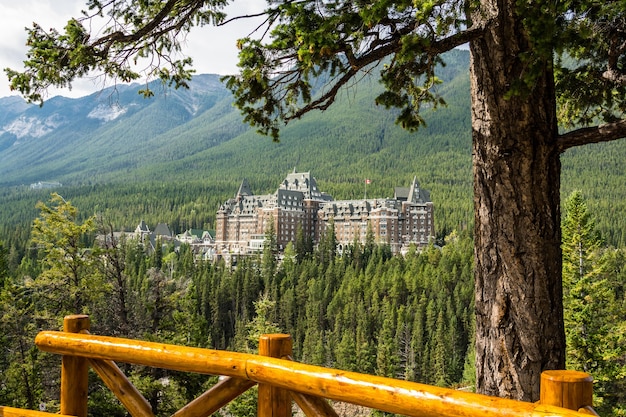 Foto banff springs hotel nas montanhas rochosas canadenses. bela vista do hotel.