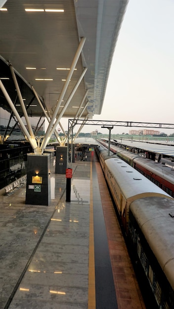 BangaloreKarnatakaIndia, 26 de outubro de 2022 Arquitetura de interiores dentro dos pemises do Terminal Sir M Visvesvaraya ou instalações SMVB na hora de ouro à noite