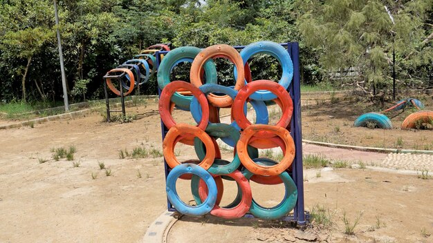 BangaloreKarnatakaIndiaOctober 04 2022 Colorful Kids jogando equipamentos no parque Agara Lake