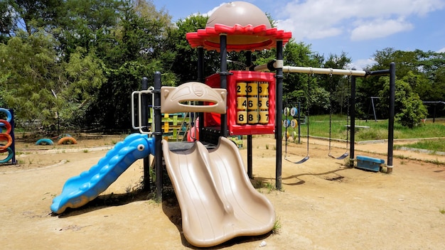 BangaloreKarnatakaIndienOktober 04 2022 Bunte Kinderspielgeräte im Agara Lake Park