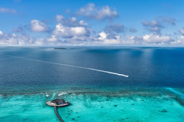 Bangalôs de água aérea villas incrível praia da lagoa do mar. Destino exótico da ilha Maldivas férias