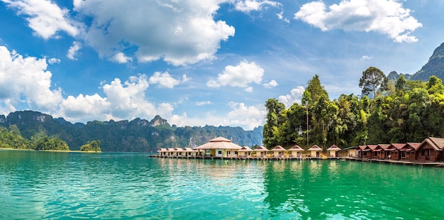 Bangalôs tailandeses no lago Cheow Lan, Parque Nacional Khao Sok na Tailândia