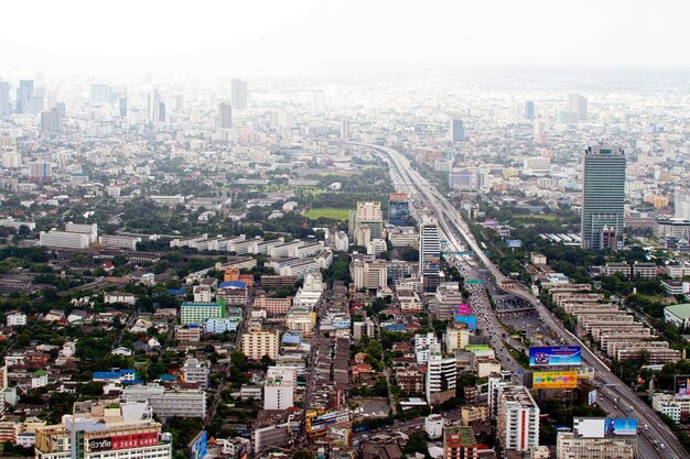 Foto bangkok 15 de septiembre vista de la ciudad de bangkok 15 de septiembre de 2011 en bangkok vista de la ciudad desde el rascacielos