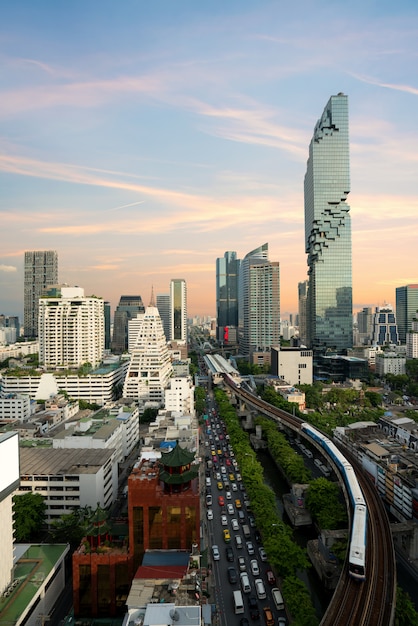 Bangkok antes de la puesta del sol con el edificio moderno del negocio de la visión superior en Bangkok, Tailandia.