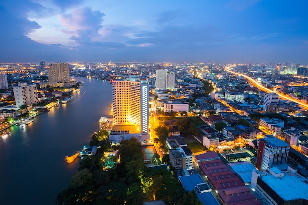 Bangkok in der abenddämmerung thailand