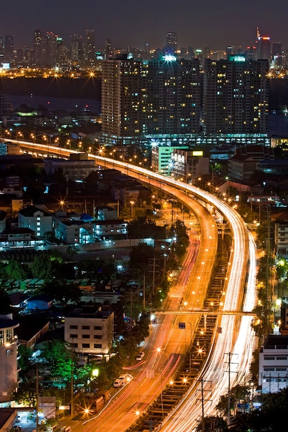 Bangkok-Landstraßen-Draufsicht an der Dämmerung in Bangkok, Thailand