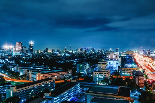 Bangkok-Nachtansicht mit Wolkenkratzer im Geschäftsgebiet in Bangkok Thailand
