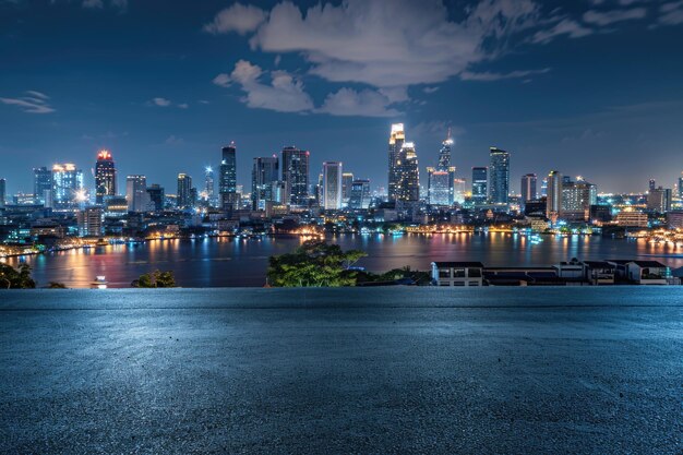 Bangkok paisagem urbana skyline cena noturna com chão de asfalto vazio na frente