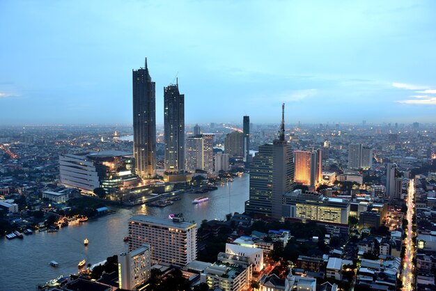 Bangkok y el río Chao Phraya durante la noche. Disfruta del hermoso paisaje y la luz.