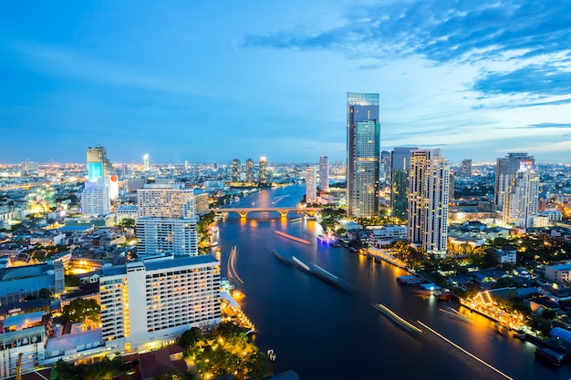 Bangkok Skyline in der Abenddämmerung