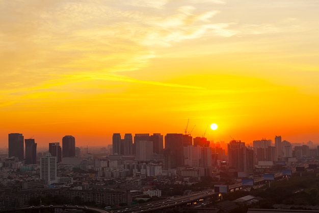 Bangkok-Stadt bei Sonnenuntergang mit goldenem Stundenhimmel.