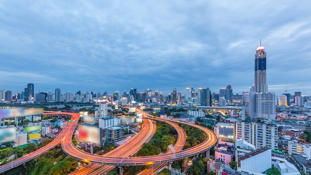 Bangkok-Stadt mit Kurvenexpressweise und Skylinewolkenkratzer, Bangkok-Stadtbild, Thailand.