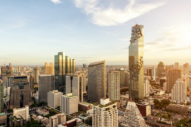 Bangkok-Stadt mit Wolkenkratzer und städtischen Skylinen bei Sonnenuntergang in Bangkok, Thailand