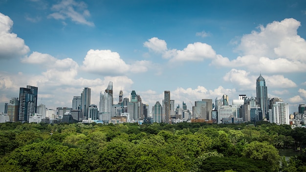 Bangkok Stadtbild mit Park und Himmel