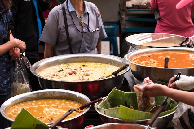 Foto bangkok street food hat viele leckere gerichte und viele arten von gerichten zur auswahl, tom