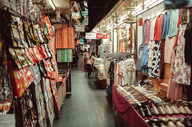 BANGKOK TAILÂNDIA 3 de novembro de 2021 Mercado Sampheng em seu vazio sem turistas devido à pandemia Covid19 O mercado Sampheng é uma famosa rua ambulante em Bangkok