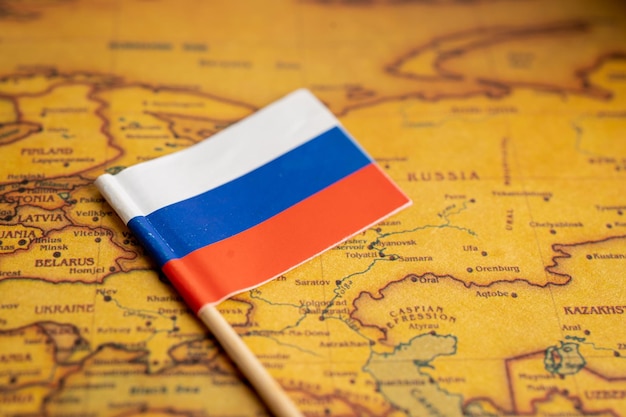 Bangkok Tailandia 1 de febrero de 2022 Bandera de Rusia en el fondo del mapa mundial