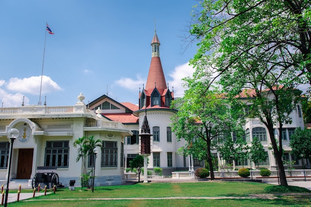 Bangkok, Tailandia - 1 de mayo de 2017: El Phya Thai Palace o Royal Phya Thai Palace (Phra Ratcha Wang Phaya Thai) se encuentra a orillas del Canal Samsen en Rajavithee Road en el distrito de Ratchathewi Bangkok.