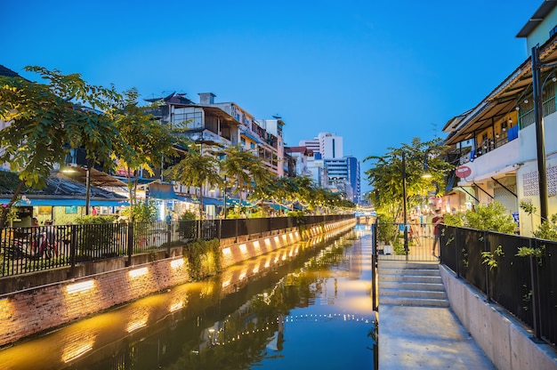 Bangkok-Tailândia: 11 de novembro de 2020: pessoas desconhecidas Venha visitar a rua pedonal Khlong Ong Ang Canal na cidade de Banguecoque. Rua pedonal Khlong Ong Ang Canal nova rua pedonal na cidade de Banguecoque.