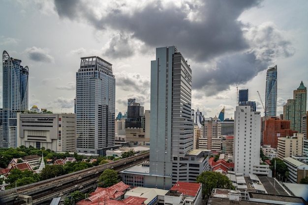 Foto bangkok, tailandia - 12 de agosto de 2022 - vista del paisaje urbano de bangkok, rascacielos y trenes aéreos bts