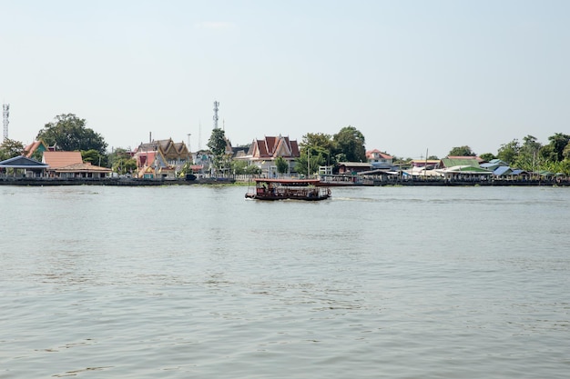 BANGKOK, TAILANDIA - 12 de diciembre de 2021: Barco de turistas de Bangkok cruza el río Chao Phraya.