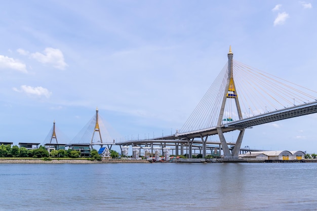 Bangkok Tailandia 14 de julio de 2019 Puente Bhumibol 1 y 2 el puente más grande sobre el río Chao Phraya