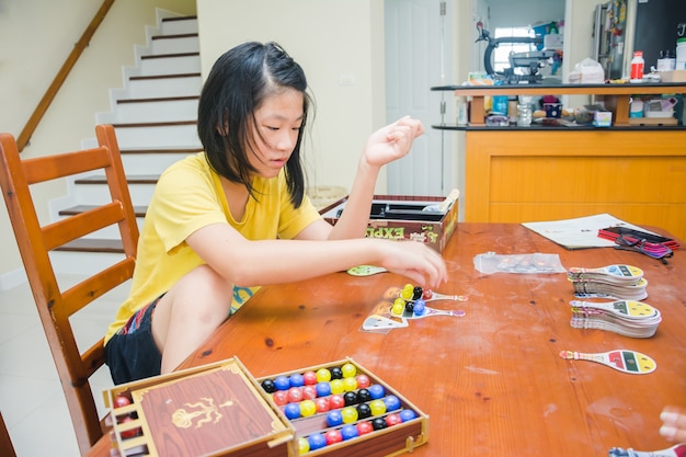Bangkok Tailândia, 18 de março de 2018: crianças e pais jogando jogo de tabuleiro indoor, conceito de família