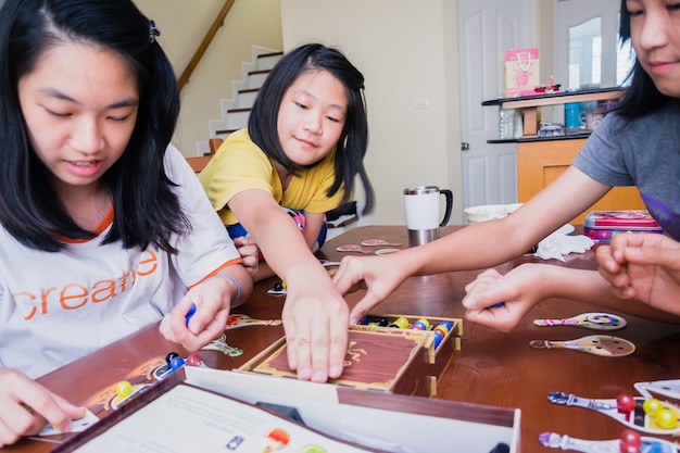 Bangkok Tailândia, 18 de março de 2018: crianças e pais jogando jogo de tabuleiro indoor, conceito de família