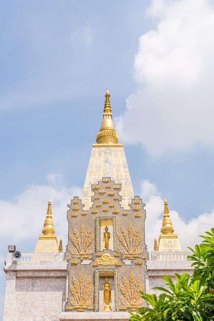 Bangkok, Tailandia - 19 de junio de 2015: Pagoda tailandesa en Wat Thai (templo tailandés)