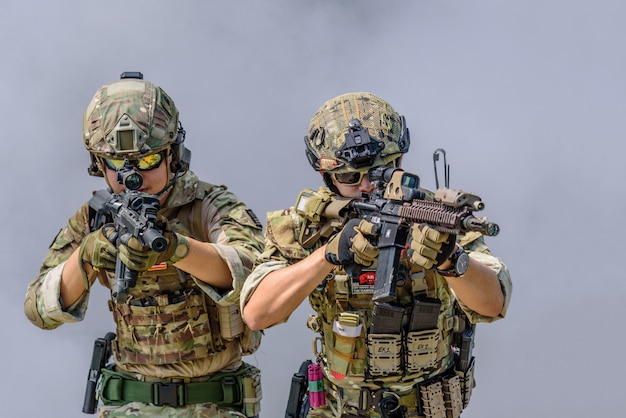 Bangkok, Tailandia - 21 de abril de 2018: simulación del plan de batalla. Dos ametralladoras militares con armas listas para atacar a los terroristas. Photo rally de NikonClub Tailandia en el 11º Regimiento de Infantería.