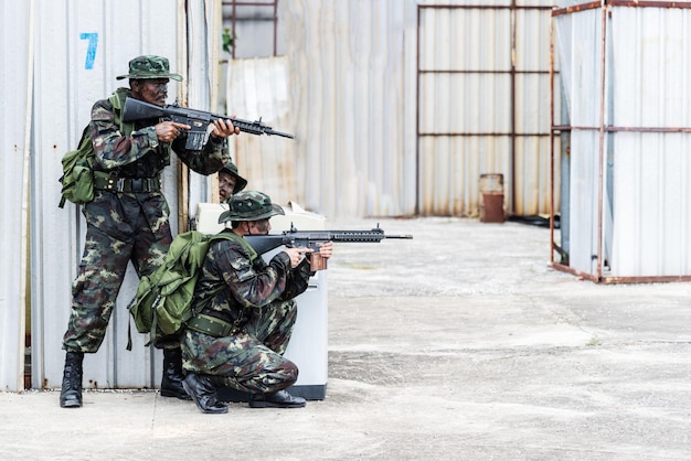 Bangkok tailândia 21 de abril de 2018 simulação do plano de batalha duas metralhadoras usadas militares para combater o inimigo foto comício pelo nikonclub tailândia no 11º regimento de infantaria