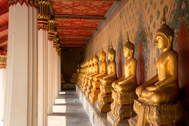 Bangkok Tailândia 25 de março de 2017 Fila da estátua de Buda dourada em Wat Arun Bangkok Tailândia Marco da Tailândia e da Ásia