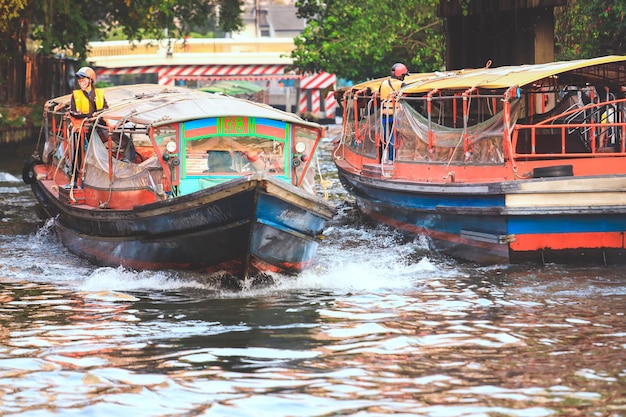 Foto bangkok tailandia 25 de febrero de 2020 muelle de pratunam en bangkok lancha rápida que recorre el canal sansab hasta el centro de bangkok tailandia