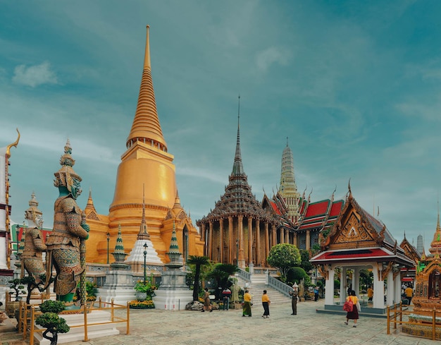 Foto bangkok tailandia 25 de febrero de 2021 wat phra kaew templo del buda esmeralda con cielo azul bangkok asia tailandia