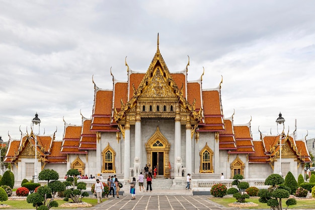 Bangkok Tailandia 4 de diciembre de 2022 Turistas que visitan Wat Benchamabophit Dusitvanaram, también conocido como el Templo de Mármol, un destino importante en Bangkok Muestra que Tailandia ahora da la bienvenida a los turistas